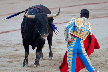 Fotos de la corrida con toros de la ganadería de Jandilla para los diestros Diego Urdiales, Sebastián Castella y Roca Rey.