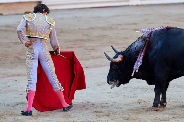 Fotos de la corrida con toros de la ganadería de Jandilla para los diestros Diego Urdiales, Sebastián Castella y Roca Rey.