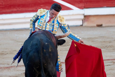 Fotos de la corrida con toros de la ganadería de Jandilla para los diestros Diego Urdiales, Sebastián Castella y Roca Rey.