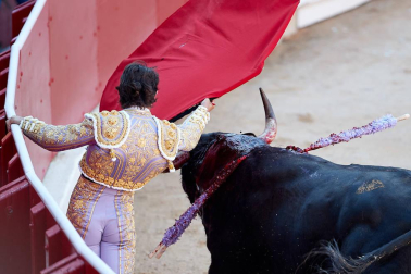 Fotos de la corrida con toros de la ganadería de Jandilla para los diestros Diego Urdiales, Sebastián Castella y Roca Rey.