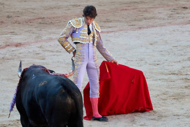 Fotos de la corrida con toros de la ganadería de Jandilla para los diestros Diego Urdiales, Sebastián Castella y Roca Rey.
