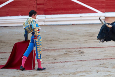 Fotos de la corrida con toros de la ganadería de Jandilla para los diestros Diego Urdiales, Sebastián Castella y Roca Rey.