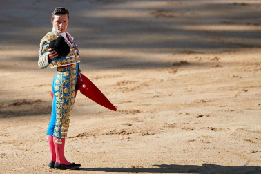 Fotos de la corrida con toros de la ganadería de Jandilla para los diestros Diego Urdiales, Sebastián Castella y Roca Rey.