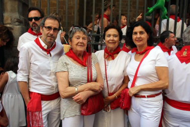 El día grande de las fiestas de San Fermín, el 7 de julio, los pamploneses acudieron a la cita con el santo y le rindieron honores durante la tradicional procesión que, desde la iglesia de San Lorenzo, recorre las principales calles del casco antiguo de Pamplona. Uno de los actos más emotivos y queridos por los vecinos de la capital navarra.