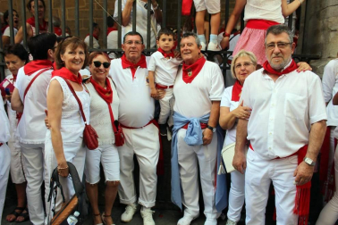 El día grande de las fiestas de San Fermín, el 7 de julio, los pamploneses acudieron a la cita con el santo y le rindieron honores durante la tradicional procesión que, desde la iglesia de San Lorenzo, recorre las principales calles del casco antiguo de Pamplona. Uno de los actos más emotivos y queridos por los vecinos de la capital navarra.