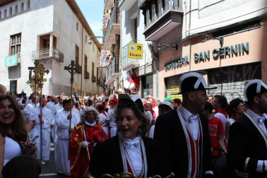 El día grande de las fiestas de San Fermín, el 7 de julio, los pamploneses acudieron a la cita con el santo y le rindieron honores durante la tradicional procesión que, desde la iglesia de San Lorenzo, recorre las principales calles del casco antiguo de Pamplona. Uno de los actos más emotivos y queridos por los vecinos de la capital navarra.