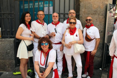 El día grande de las fiestas de San Fermín, el 7 de julio, los pamploneses acudieron a la cita con el santo y le rindieron honores durante la tradicional procesión que, desde la iglesia de San Lorenzo, recorre las principales calles del casco antiguo de Pamplona. Uno de los actos más emotivos y queridos por los vecinos de la capital navarra.