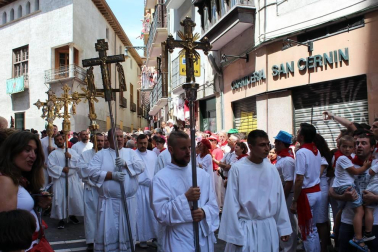 El día grande de las fiestas de San Fermín, el 7 de julio, los pamploneses acudieron a la cita con el santo y le rindieron honores durante la tradicional procesión que, desde la iglesia de San Lorenzo, recorre las principales calles del casco antiguo de Pamplona. Uno de los actos más emotivos y queridos por los vecinos de la capital navarra.