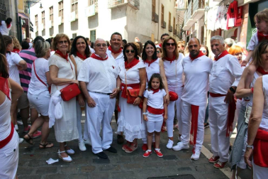 El día grande de las fiestas de San Fermín, el 7 de julio, los pamploneses acudieron a la cita con el santo y le rindieron honores durante la tradicional procesión que, desde la iglesia de San Lorenzo, recorre las principales calles del casco antiguo de Pamplona. Uno de los actos más emotivos y queridos por los vecinos de la capital navarra.
