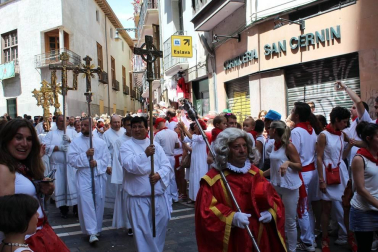 El día grande de las fiestas de San Fermín, el 7 de julio, los pamploneses acudieron a la cita con el santo y le rindieron honores durante la tradicional procesión que, desde la iglesia de San Lorenzo, recorre las principales calles del casco antiguo de Pamplona. Uno de los actos más emotivos y queridos por los vecinos de la capital navarra.