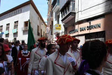 El día grande de las fiestas de San Fermín, el 7 de julio, los pamploneses acudieron a la cita con el santo y le rindieron honores durante la tradicional procesión que, desde la iglesia de San Lorenzo, recorre las principales calles del casco antiguo de Pamplona. Uno de los actos más emotivos y queridos por los vecinos de la capital navarra.