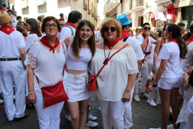 El día grande de las fiestas de San Fermín, el 7 de julio, los pamploneses acudieron a la cita con el santo y le rindieron honores durante la tradicional procesión que, desde la iglesia de San Lorenzo, recorre las principales calles del casco antiguo de Pamplona. Uno de los actos más emotivos y queridos por los vecinos de la capital navarra.