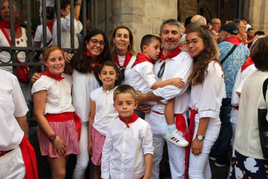 El día grande de las fiestas de San Fermín, el 7 de julio, los pamploneses acudieron a la cita con el santo y le rindieron honores durante la tradicional procesión que, desde la iglesia de San Lorenzo, recorre las principales calles del casco antiguo de Pamplona. Uno de los actos más emotivos y queridos por los vecinos de la capital navarra.