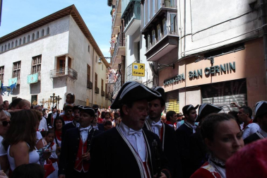 El día grande de las fiestas de San Fermín, el 7 de julio, los pamploneses acudieron a la cita con el santo y le rindieron honores durante la tradicional procesión que, desde la iglesia de San Lorenzo, recorre las principales calles del casco antiguo de Pamplona. Uno de los actos más emotivos y queridos por los vecinos de la capital navarra.