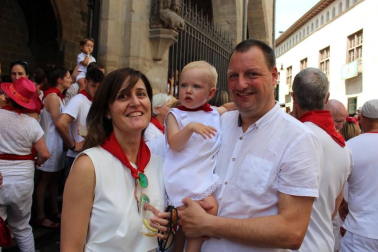 El día grande de las fiestas de San Fermín, el 7 de julio, los pamploneses acudieron a la cita con el santo y le rindieron honores durante la tradicional procesión que, desde la iglesia de San Lorenzo, recorre las principales calles del casco antiguo de Pamplona. Uno de los actos más emotivos y queridos por los vecinos de la capital navarra.
