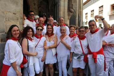El día grande de las fiestas de San Fermín, el 7 de julio, los pamploneses acudieron a la cita con el santo y le rindieron honores durante la tradicional procesión que, desde la iglesia de San Lorenzo, recorre las principales calles del casco antiguo de Pamplona. Uno de los actos más emotivos y queridos por los vecinos de la capital navarra.