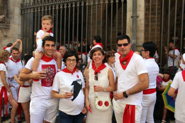 El día grande de las fiestas de San Fermín, el 7 de julio, los pamploneses acudieron a la cita con el santo y le rindieron honores durante la tradicional procesión que, desde la iglesia de San Lorenzo, recorre las principales calles del casco antiguo de Pamplona. Uno de los actos más emotivos y queridos por los vecinos de la capital navarra.