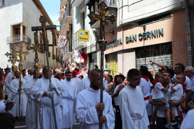 El día grande de las fiestas de San Fermín, el 7 de julio, los pamploneses acudieron a la cita con el santo y le rindieron honores durante la tradicional procesión que, desde la iglesia de San Lorenzo, recorre las principales calles del casco antiguo de Pamplona. Uno de los actos más emotivos y queridos por los vecinos de la capital navarra.