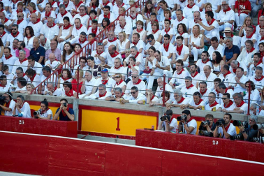 Público asistente a la Plaza de Toros de Pamplona durante la tercera corrida de la Feria del Toro 2019 con la ganadería de José Escolar para los diestros Fernando Robleño, Javier Castaño y Pepe Moral.