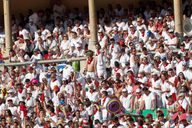 Público asistente a la Plaza de Toros de Pamplona durante la tercera corrida de la Feria del Toro 2019 con la ganadería de José Escolar para los diestros Fernando Robleño, Javier Castaño y Pepe Moral.