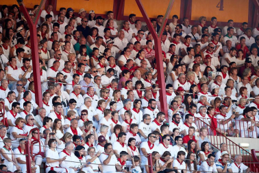 Público asistente a la Plaza de Toros de Pamplona durante la tercera corrida de la Feria del Toro 2019 con la ganadería de José Escolar para los diestros Fernando Robleño, Javier Castaño y Pepe Moral.