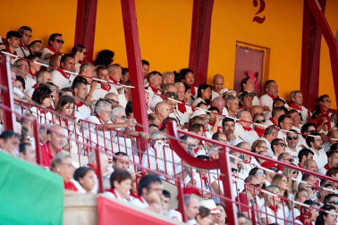 Público asistente a la Plaza de Toros de Pamplona durante la tercera corrida de la Feria del Toro 2019 con la ganadería de José Escolar para los diestros Fernando Robleño, Javier Castaño y Pepe Moral.