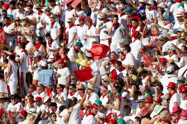 Público asistente a la Plaza de Toros de Pamplona durante la tercera corrida de la Feria del Toro 2019 con la ganadería de José Escolar para los diestros Fernando Robleño, Javier Castaño y Pepe Moral.
