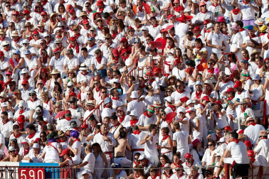 Público asistente a la Plaza de Toros de Pamplona durante la tercera corrida de la Feria del Toro 2019 con la ganadería de José Escolar para los diestros Fernando Robleño, Javier Castaño y Pepe Moral.