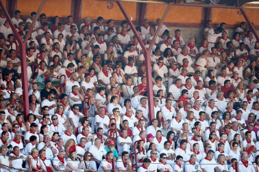 Público asistente a la Plaza de Toros de Pamplona durante la tercera corrida de la Feria del Toro 2019 con la ganadería de José Escolar para los diestros Fernando Robleño, Javier Castaño y Pepe Moral.