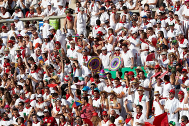 Público asistente a la Plaza de Toros de Pamplona durante la tercera corrida de la Feria del Toro 2019 con la ganadería de José Escolar para los diestros Fernando Robleño, Javier Castaño y Pepe Moral.