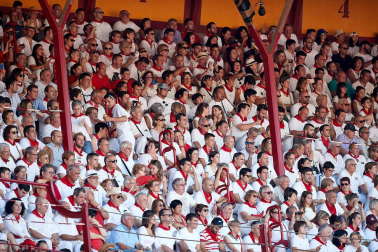 Público asistente a la Plaza de Toros de Pamplona durante la tercera corrida de la Feria del Toro 2019 con la ganadería de José Escolar para los diestros Fernando Robleño, Javier Castaño y Pepe Moral.
