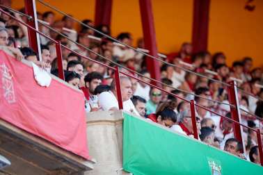 Público asistente a la Plaza de Toros de Pamplona durante la tercera corrida de la Feria del Toro 2019 con la ganadería de José Escolar para los diestros Fernando Robleño, Javier Castaño y Pepe Moral.