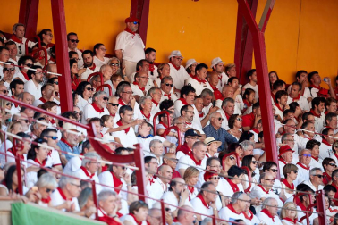 Público asistente a la Plaza de Toros de Pamplona durante la tercera corrida de la Feria del Toro 2019 con la ganadería de José Escolar para los diestros Fernando Robleño, Javier Castaño y Pepe Moral.