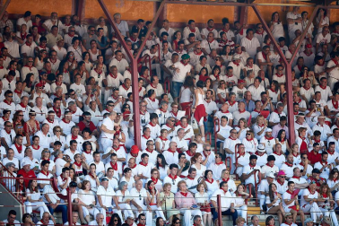Público asistente a la Plaza de Toros de Pamplona durante la tercera corrida de la Feria del Toro 2019 con la ganadería de José Escolar para los diestros Fernando Robleño, Javier Castaño y Pepe Moral.