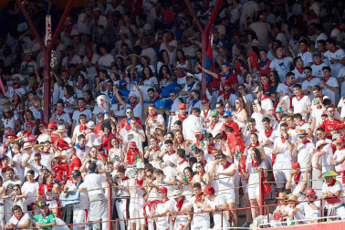 Público asistente a la Plaza de Toros de Pamplona durante la tercera corrida de la Feria del Toro 2019 con la ganadería de José Escolar para los diestros Fernando Robleño, Javier Castaño y Pepe Moral.