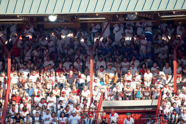 Público asistente a la Plaza de Toros de Pamplona durante la tercera corrida de la Feria del Toro 2019 con la ganadería de José Escolar para los diestros Fernando Robleño, Javier Castaño y Pepe Moral.