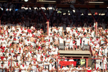 Público asistente a la Plaza de Toros de Pamplona durante la tercera corrida de la Feria del Toro 2019 con la ganadería de José Escolar para los diestros Fernando Robleño, Javier Castaño y Pepe Moral.