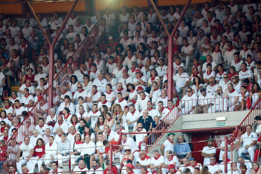 Público asistente a la Plaza de Toros de Pamplona durante la tercera corrida de la Feria del Toro 2019 con la ganadería de José Escolar para los diestros Fernando Robleño, Javier Castaño y Pepe Moral.