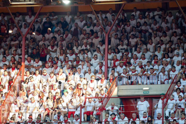 Público asistente a la Plaza de Toros de Pamplona durante la tercera corrida de la Feria del Toro 2019 con la ganadería de José Escolar para los diestros Fernando Robleño, Javier Castaño y Pepe Moral.