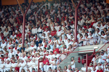 Público asistente a la Plaza de Toros de Pamplona durante la tercera corrida de la Feria del Toro 2019 con la ganadería de José Escolar para los diestros Fernando Robleño, Javier Castaño y Pepe Moral.