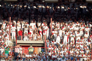 Público asistente a la Plaza de Toros de Pamplona durante la tercera corrida de la Feria del Toro 2019 con la ganadería de José Escolar para los diestros Fernando Robleño, Javier Castaño y Pepe Moral.