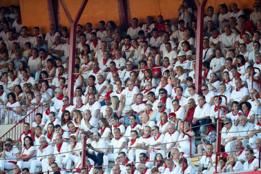 Público asistente a la Plaza de Toros de Pamplona durante la tercera corrida de la Feria del Toro 2019 con la ganadería de José Escolar para los diestros Fernando Robleño, Javier Castaño y Pepe Moral.