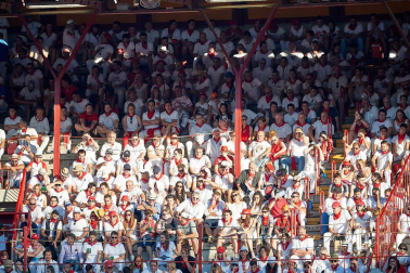 Público asistente a la Plaza de Toros de Pamplona durante la tercera corrida de la Feria del Toro 2019 con la ganadería de José Escolar para los diestros Fernando Robleño, Javier Castaño y Pepe Moral.