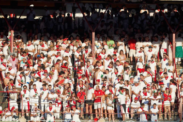 Público asistente a la Plaza de Toros de Pamplona durante la tercera corrida de la Feria del Toro 2019 con la ganadería de José Escolar para los diestros Fernando Robleño, Javier Castaño y Pepe Moral.