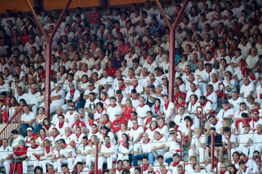 Público asistente a la Plaza de Toros de Pamplona durante la tercera corrida de la Feria del Toro 2019 con la ganadería de José Escolar para los diestros Fernando Robleño, Javier Castaño y Pepe Moral.
