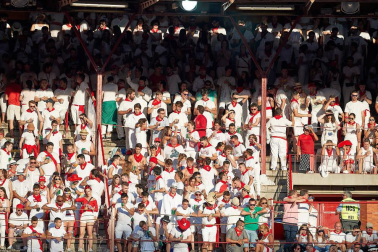 Público asistente a la Plaza de Toros de Pamplona durante la tercera corrida de la Feria del Toro 2019 con la ganadería de José Escolar para los diestros Fernando Robleño, Javier Castaño y Pepe Moral.