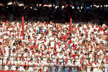 Público asistente a la Plaza de Toros de Pamplona durante la tercera corrida de la Feria del Toro 2019 con la ganadería de José Escolar para los diestros Fernando Robleño, Javier Castaño y Pepe Moral.