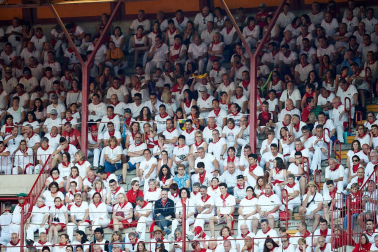 Público asistente a la Plaza de Toros de Pamplona durante la tercera corrida de la Feria del Toro 2019 con la ganadería de José Escolar para los diestros Fernando Robleño, Javier Castaño y Pepe Moral.