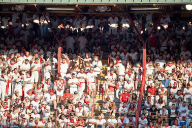 Público asistente a la Plaza de Toros de Pamplona durante la tercera corrida de la Feria del Toro 2019 con la ganadería de José Escolar para los diestros Fernando Robleño, Javier Castaño y Pepe Moral.