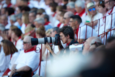 Público asistente a la Plaza de Toros de Pamplona durante la tercera corrida de la Feria del Toro 2019 con la ganadería de José Escolar para los diestros Fernando Robleño, Javier Castaño y Pepe Moral.